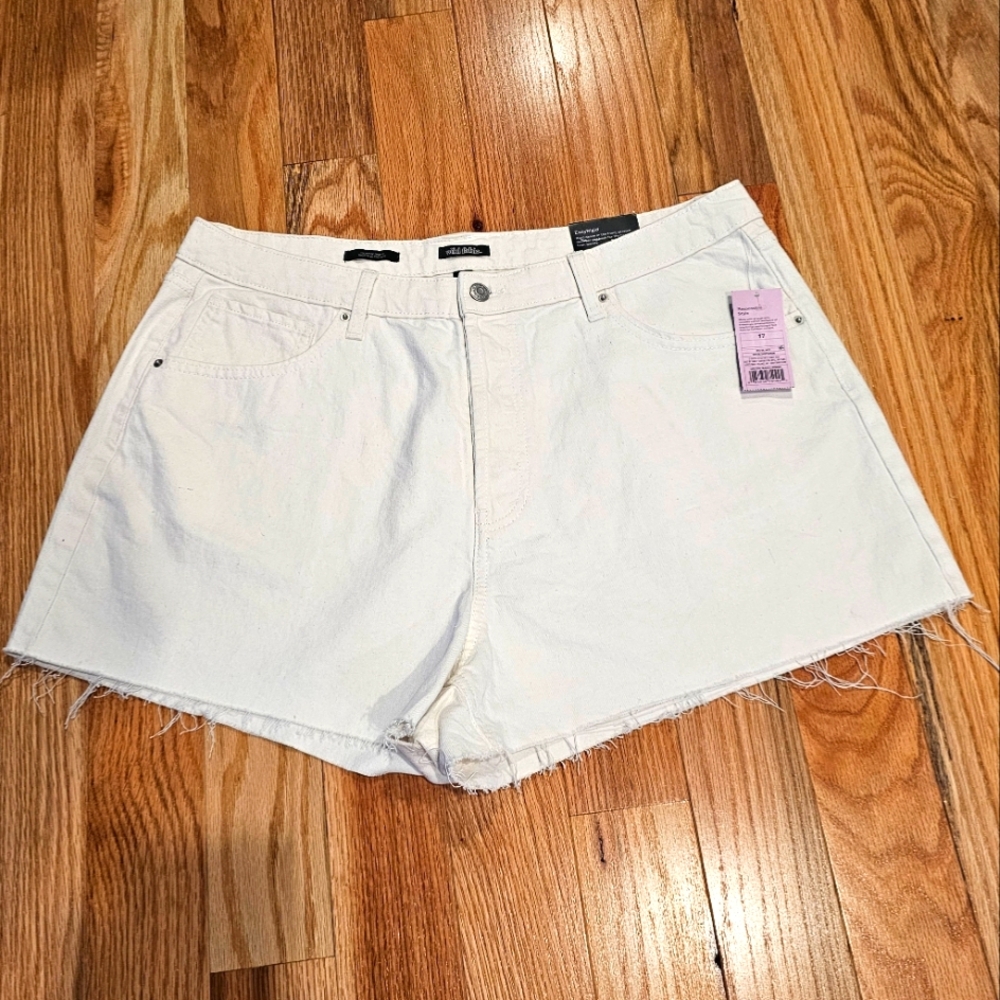 Women's Denim Shorts, White, Size 17,  NWT